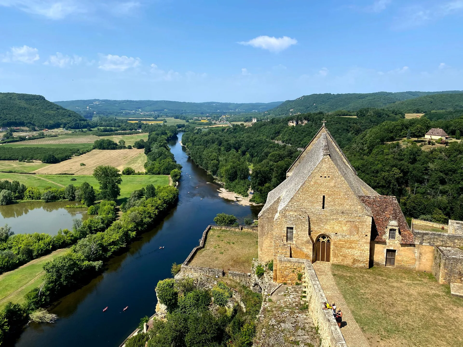 Jacuzzi avec vue sur la nature en Dordogne